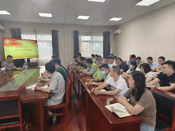 【理論宣講】鑫巖石料開(kāi)展“統(tǒng)一思想，為實(shí)現(xiàn)工業(yè)倍增、項(xiàng)目突破增磚添瓦”宣講活動(dòng)